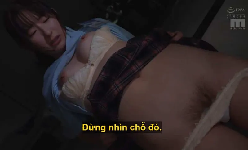 Người sếp trên dự tính "lên giường" với cô nhân viên dưới quyền kiêu kỳ lười nhác, suốt ngày chỉ mải mê chat chit cùng bạn trai.